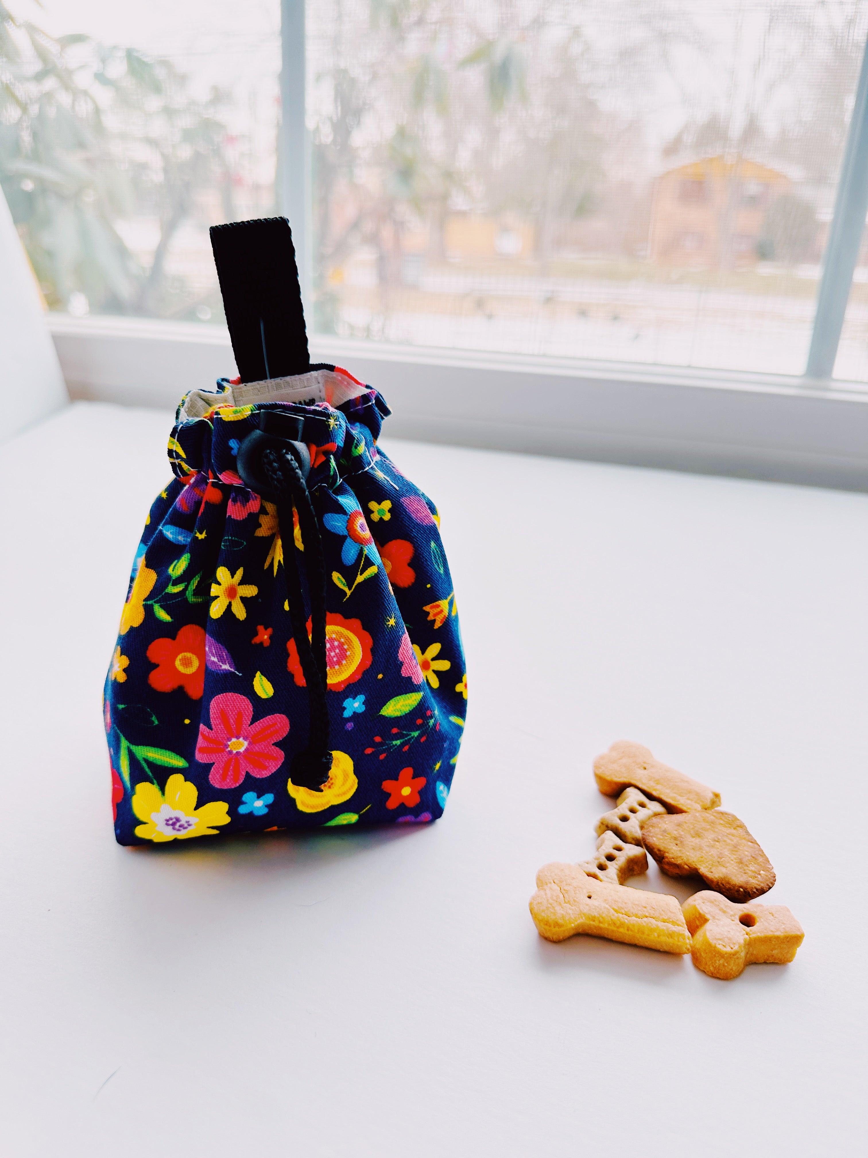 Treat holder with flowers